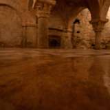 ...e dalle ampie pozze d'acqua che riempiono il pavimento rialzato del succorpo